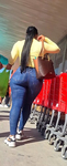 Bunda enorme em jeans, corpo latino