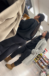 Bunda latina gostosa aparecendo por baixo da calça de moleto