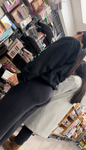 Bunda latina gostosa aparecendo por baixo da calça de moleto