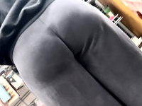 Bunda latina gostosa aparecendo por baixo da calça de moleto
