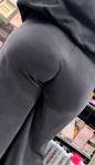 Bunda latina gostosa aparecendo por baixo da calça de moleto