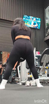 Bundas grandes fazendo agachamentos