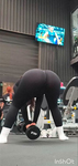 Bundas grandes fazendo agachamentos
