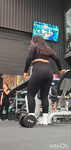 Bundas grandes fazendo agachamentos