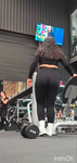 Bundas grandes fazendo agachamentos