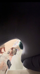 Garota asiática magra agacha na minha frente