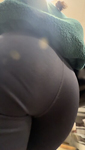Garota asiática magra agacha na minha frente