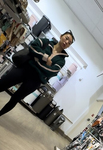 Garota asiática magra agacha na minha frente