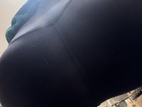 Garota asiática magra agacha na minha frente