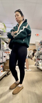 Garota asiática magra agacha na minha frente