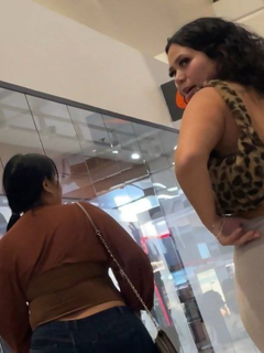 Calça Transparente Mostrando uma calcinha enorme em um rabo
