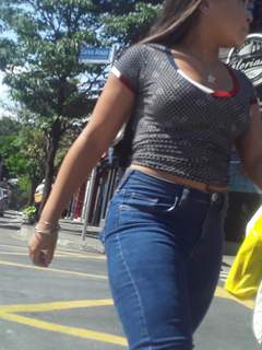 Moreninha da bundinha gostosa