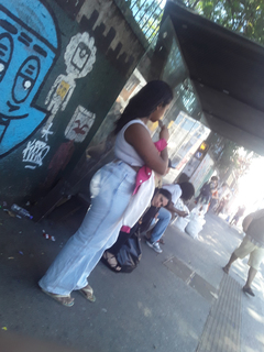 Nega rabuda no ponto de onibus