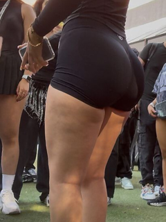 Rabo gostoso dess aloira de shorts preto