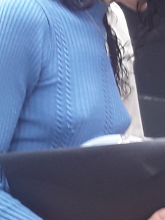 Sem sutiã bico do peito incrivelmente apontado para frente