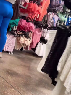 Magrinha com a bunda avantajada