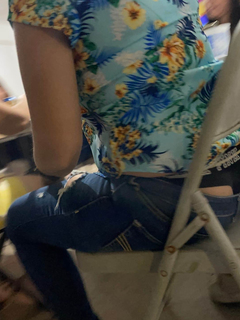 Uma tia latina acidentalmente revelou sua calcinha fio denta
