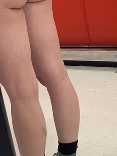 Garota gótica atrevida usando sutiã e shorts de spandex
