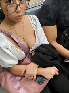 Garota nerd com seios bonitos sentada na minha frente no met