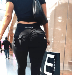 Asiática magra e sexy com bunda grande usando leggings BBL