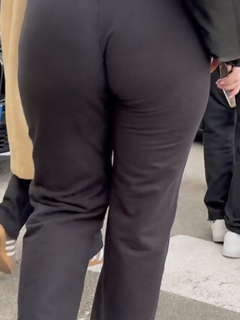 Bunda enorme e fenomenal de mulher de calça boca de sino