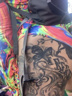 Latina tatuada de rave