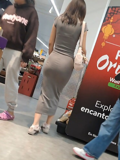 Linda garota com corpo escultural e curvas generosas em vest
