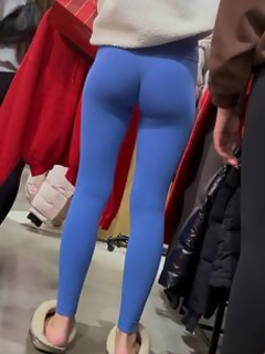 Bunda sexy de universitária em leggings azuis apertadas
