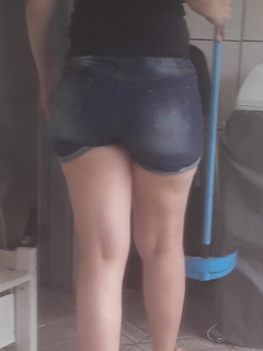 Flagra  da Deliciosa Esposa do meu amigo de shortinhos
