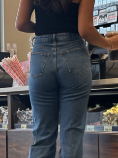 Garota má do posto de gasolina de jeans