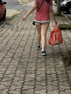 Gostosinha mostrando a bunda na rua