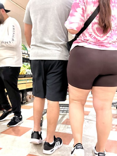 Latina gostosa de corpo escultural de shorts de ciclista