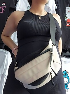 Latina linda com a bunda enfiada mostrando seu GRANDE CAMELT