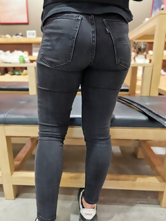 Linda de calça jeans justa com um bumbum redondo perfeito