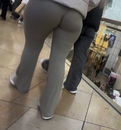 Loira com bunda grande e empinada usando calça boca de sino
