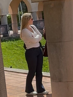 MILF portuguesa curvilínea de calça jeans