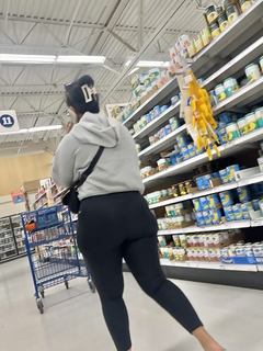 Mulher indiana madura com bunda enorme e gorda usando leggin