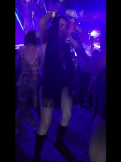 A raver PAWG está simplesmente arrasando!