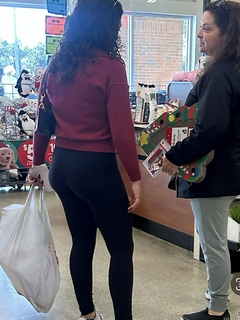 Bunda gostosa e suculenta na loja de animais