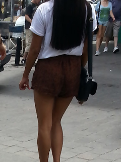 GAROTAS SEXY DE SHORTS NA RUA