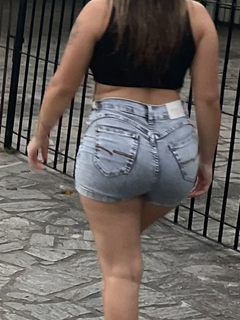 Gostosa Rabuda de shorts Jeeans na rua