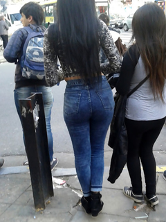 Gostosa de calça Jeeans desfilando na rua