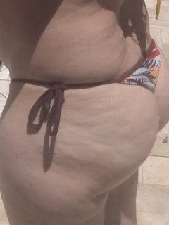 Loira Rabuda na Piscina Com fio  dental enterrado no Cú Gost