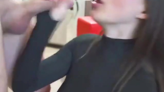 Novinha de óculos chupando e levando banho de gozo