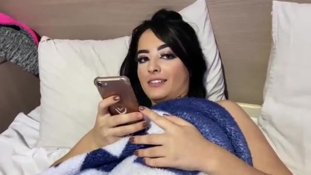 Duda pimentinha transando com anão pirocudo