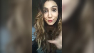 Gata coloca brinquedo no cuzinho e chora