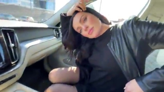 Morena de olhos azuis chupando no carro