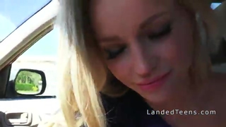 Loira gatissima mamando no carro