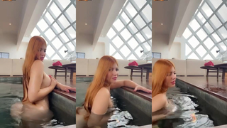 Maite Sasdelli nua na piscina e acariciando os seios lindos