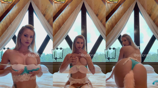 Sabrina Di Martini de cinta liga mostrando os seios